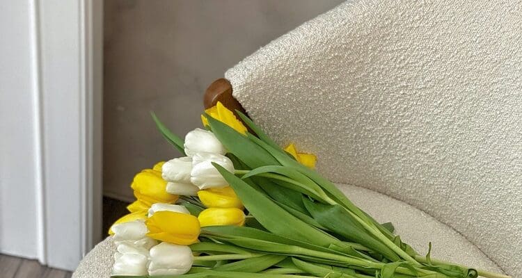 Fresh,Bouquet,Of,White,And,Yellow,Tulips,Lying,On,A